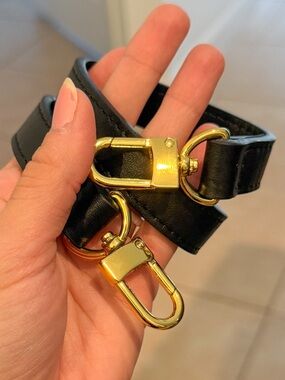 19.5” Black Leather Short Shoulder Strap with Gold Hardware